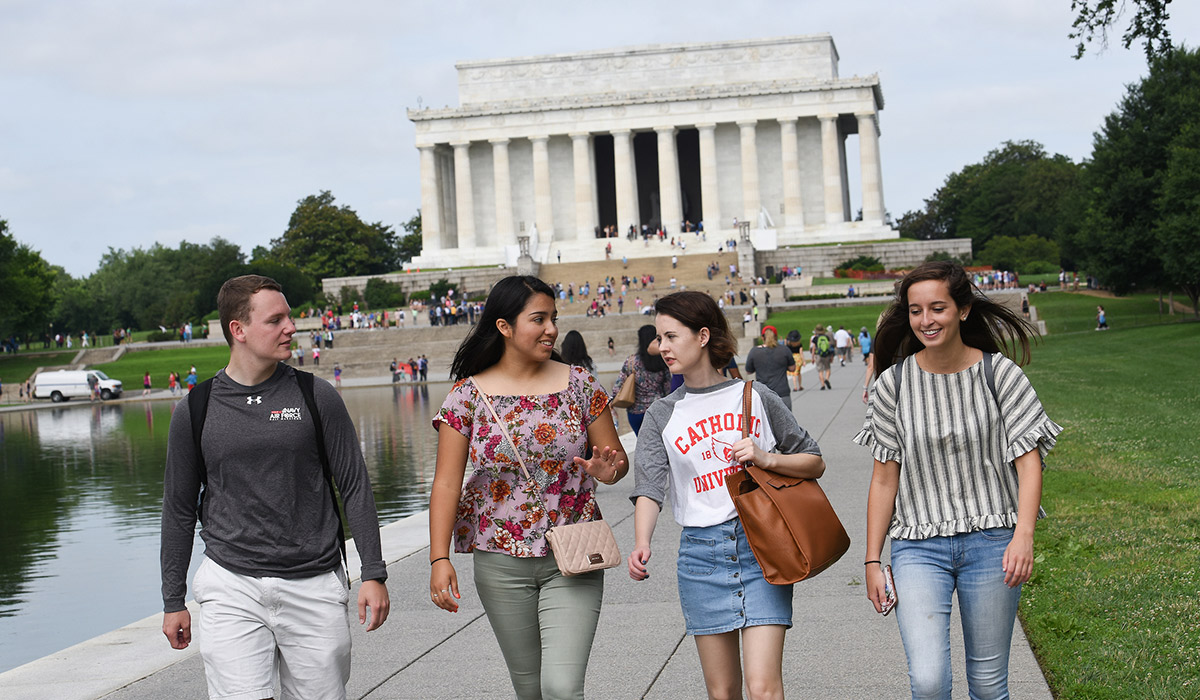 Students walking in front of the Lincoln Memorial